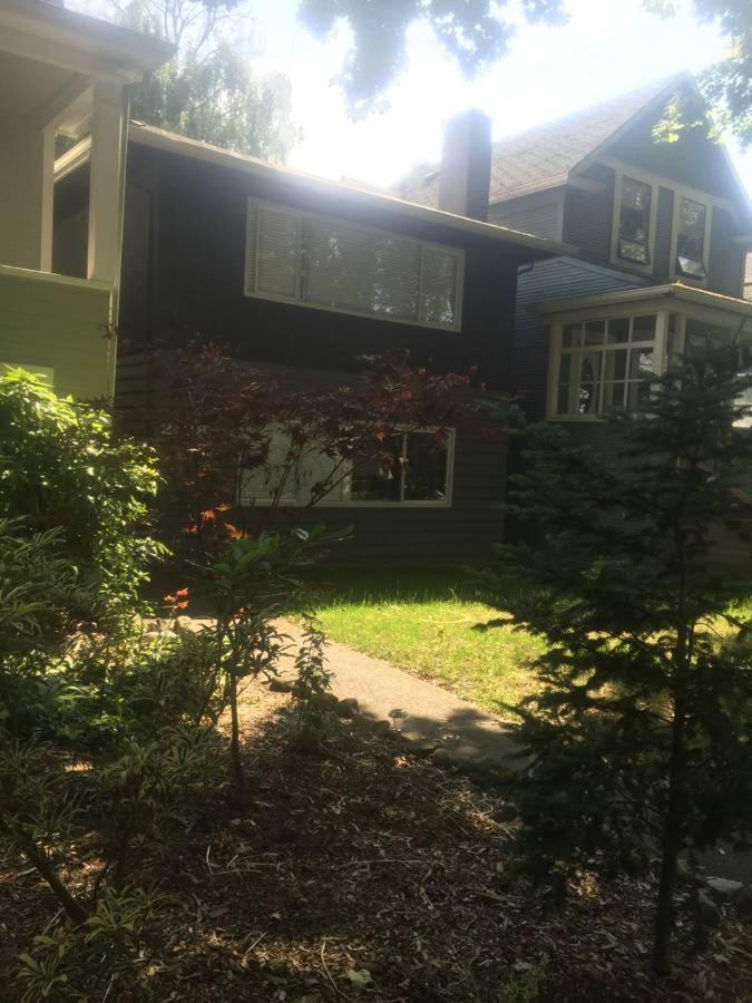 Quiet-Comfy 3 Bedroom Home On A Tree Lined Street In Kits Vancouver Exteriör bild